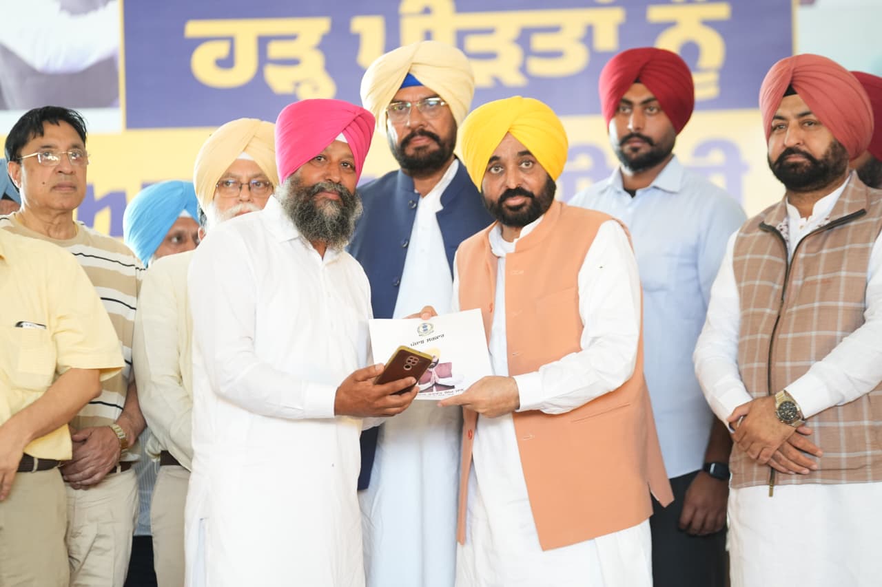 पंजाब के मुख्यमंत्री भगवंत मान पीड़ित किसानाें काे मुआवजा वितरित करते हुए