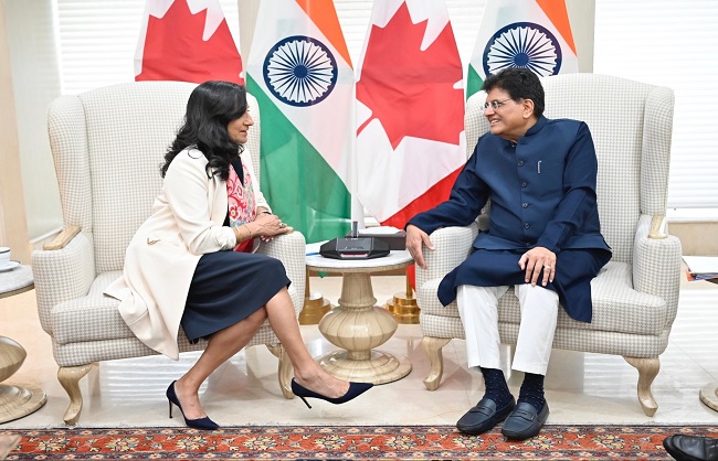 कनाडा के विदेश मंत्री अनीता आनंद से मुलाकात करते पीयूष गोयल कनाडा के विदेश मंत्री अनीता आनंद से मुलाकात करते पीयूष गोयल