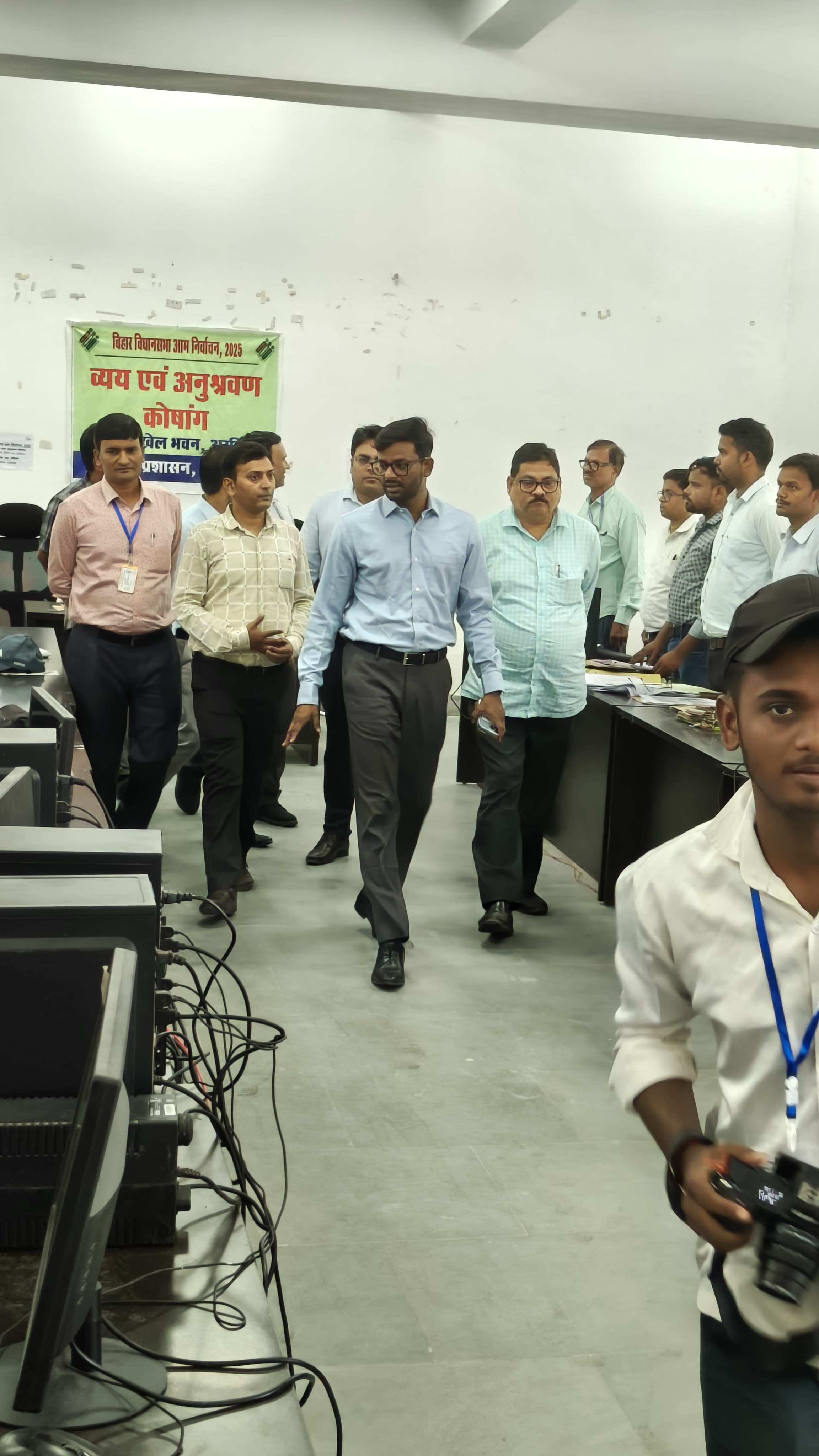 अररिया फोटो:अररिया जिला निर्वाचन पदाधिकारी निरीक्षण करते