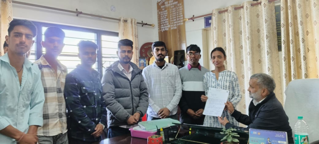 डॉ बीजीआर परिसर में शिक्षकों के तबादलों को लेकर परिसर निदेशक को ज्ञापन देते छात्र नेता डॉ बीजीआर परिसर में शिक्षकों के तबादलों को लेकर परिसर निदेशक को ज्ञापन देते छात्र नेता