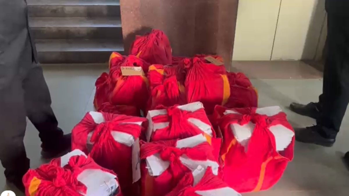 ईओडब्ल्यू ने पेश किया विशेष अदालत में 7,600 पन्नों का चालान ईओडब्ल्यू ने पेश किया विशेष अदालत में 7,600 पन्नों का चालान