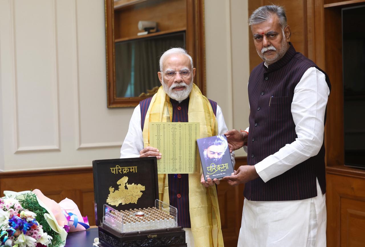 वरिष्ठ भाजपा नेता और मध्य प्रदेश सरकार में श्रम, पंचायत एवं ग्रामीण विकास मंत्री प्रहलाद सिंह पटेल ने प्रधानमंत्री नरेंद्र मोदी को भेंट की पुस्तक वरिष्ठ भाजपा नेता और मध्य प्रदेश सरकार में श्रम, पंचायत एवं ग्रामीण विकास मंत्री प्रहलाद सिंह पटेल ने प्रधानमंत्री नरेंद्र मोदी को भेंट की पुस्तक