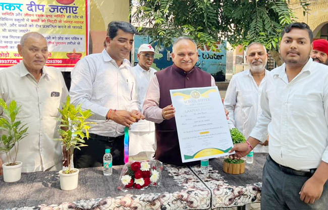 सोनीपत: मेयर राजीव जैन स्वदेशी अपनाने का संदेश देते हुए सोनीपत: मेयर राजीव जैन स्वदेशी अपनाने का संदेश देते हुए