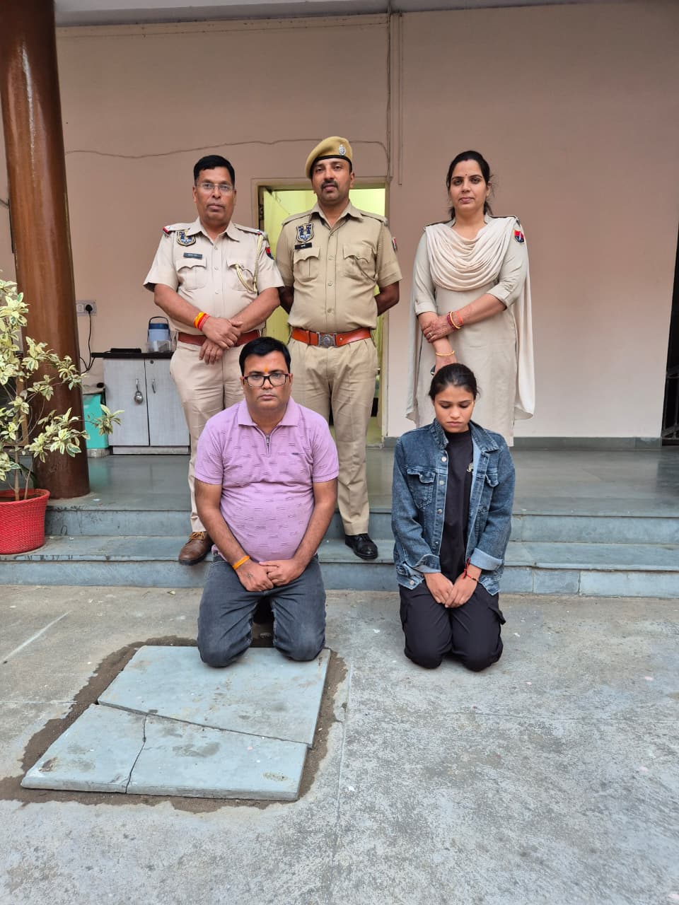 अश्लील वीडियो बनाकर ब्लैकमेल कर पैसा लेने वाली गैंग गिरफ्तार अश्लील वीडियो बनाकर ब्लैकमेल कर पैसा लेने वाली गैंग गिरफ्तार