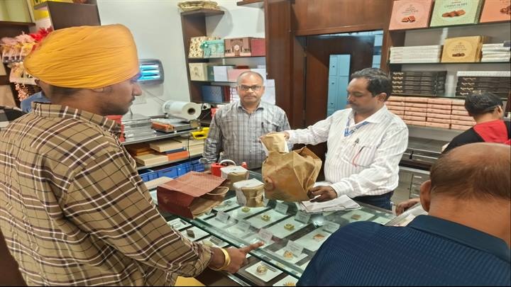 भोपालः चलित खाद्य परीक्षण प्रयोगशाला के माध्यम से शहर के विभिन्न स्थलों का किया निरीक्षण भोपालः चलित खाद्य परीक्षण प्रयोगशाला के माध्यम से शहर के विभिन्न स्थलों का किया निरीक्षण