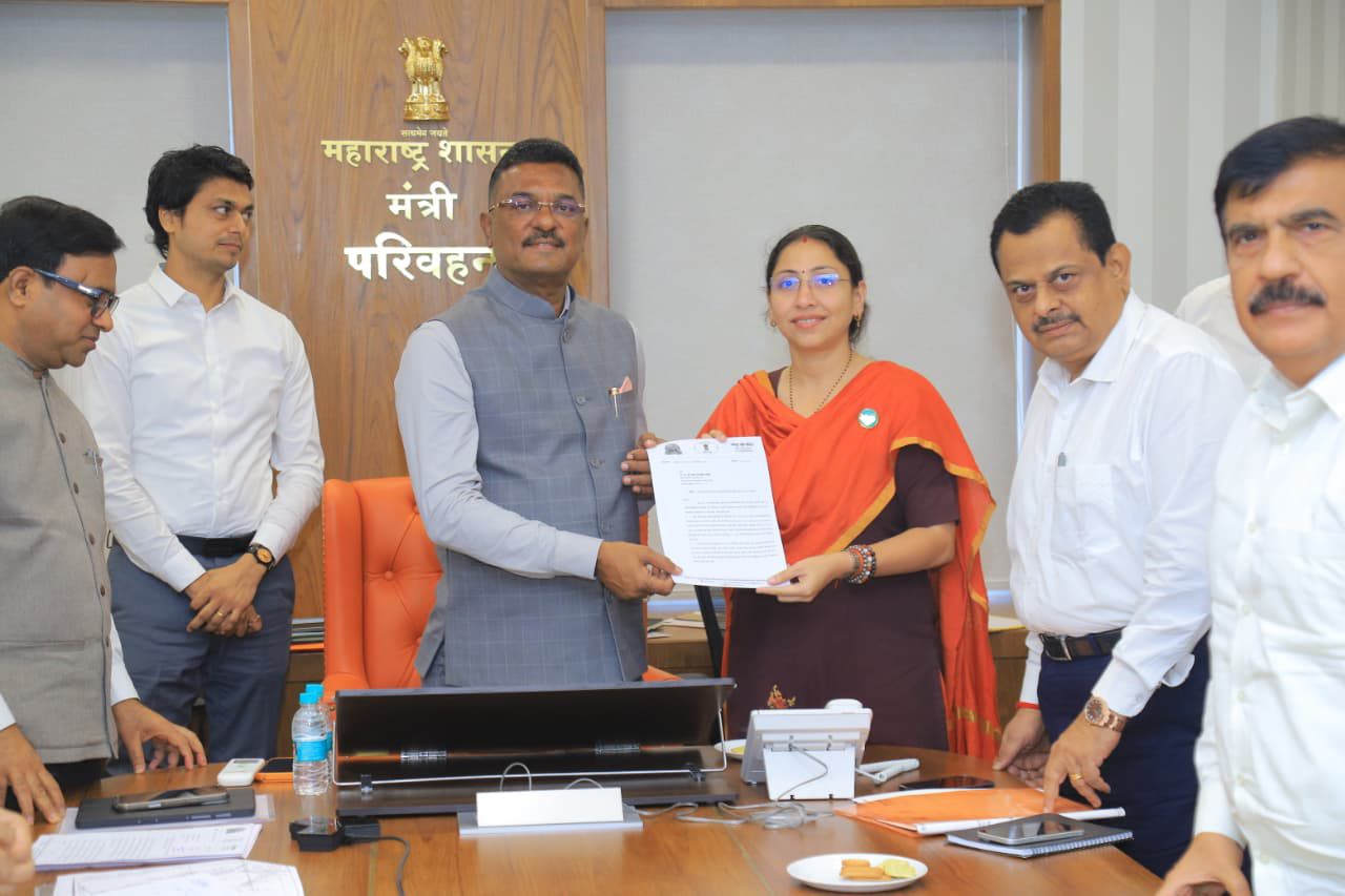 मंत्रालय में परिवहन मंत्री के साथ विधायक स्नेहा दुबे पंडित। मंत्रालय में परिवहन मंत्री के साथ विधायक स्नेहा दुबे पंडित।
