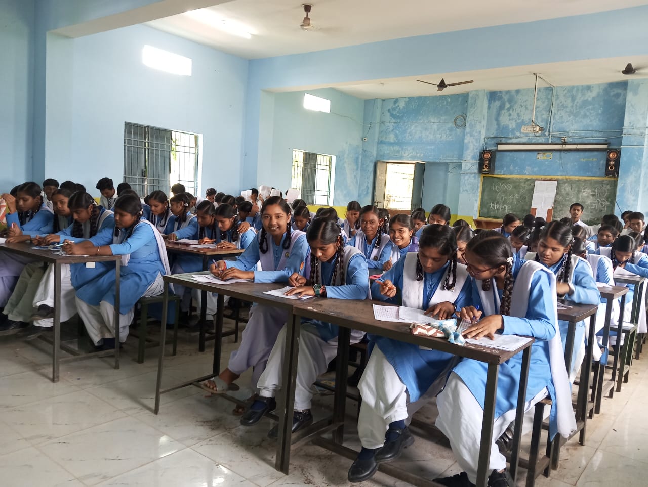 परीक्षा देते हुई छात्राएं। परीक्षा देते हुई छात्राएं।