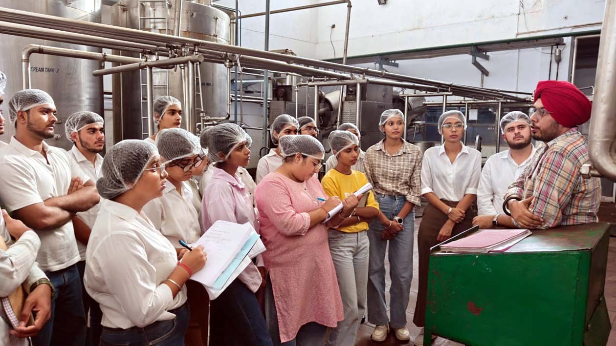 औद्योगिक भ्रमण के दौरान जानकारी हासिल करते विद्यार्थी। औद्योगिक भ्रमण के दौरान जानकारी हासिल करते विद्यार्थी।