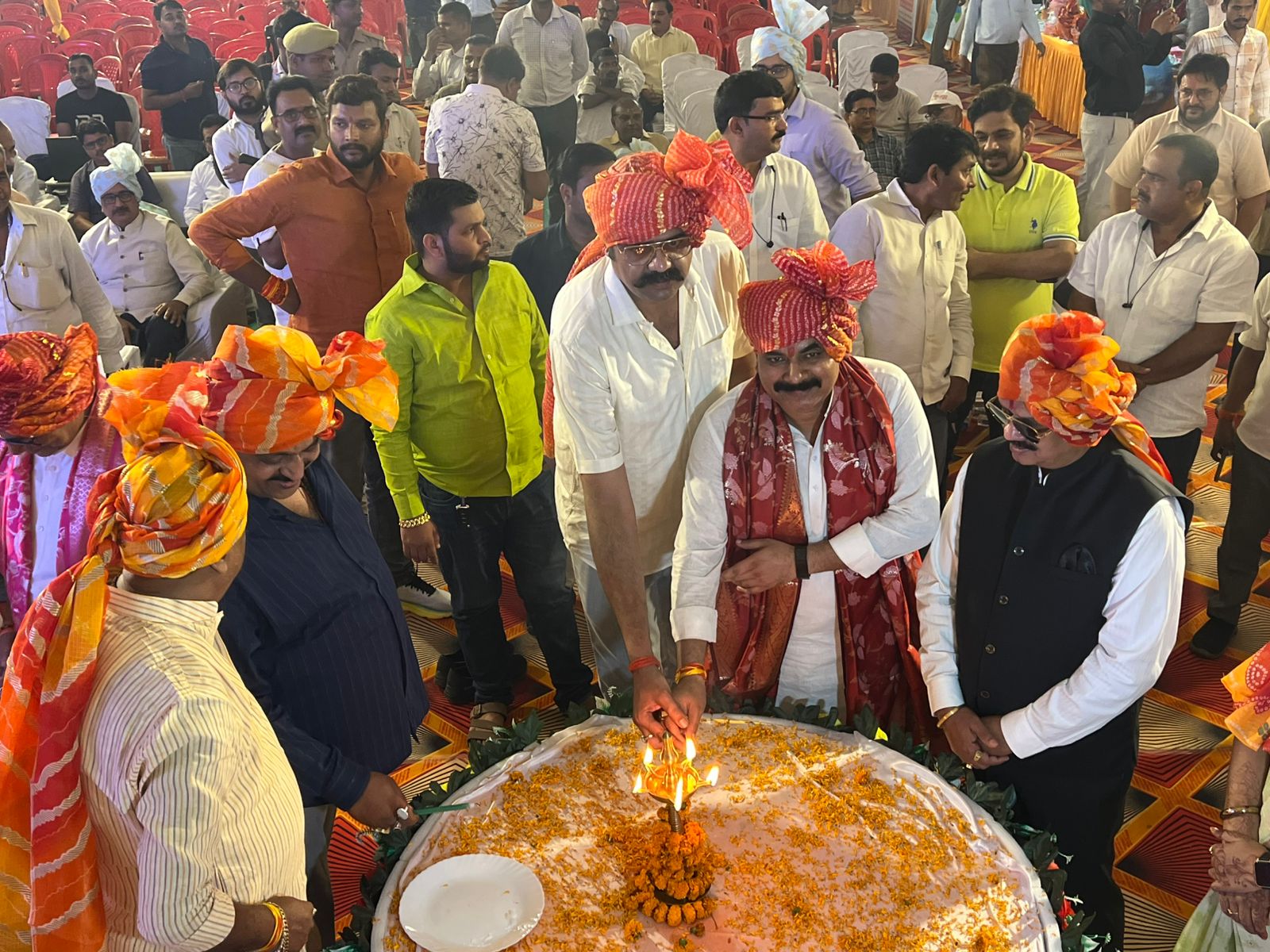 दीप प्रज्वलित कर कार्यक्रम का शुभारंभ करते हुए जिलाधिकारी डॉ दिनेश चंद्र सिंह विद्यायक रमेश मिश्रा,कृपा शंकर सिंह पूर्व गृह राज्य मंत्री दीप प्रज्वलित कर कार्यक्रम का शुभारंभ करते हुए जिलाधिकारी डॉ दिनेश चंद्र सिंह विद्यायक रमेश मिश्रा,कृपा शंकर सिंह पूर्व गृह राज्य मंत्री