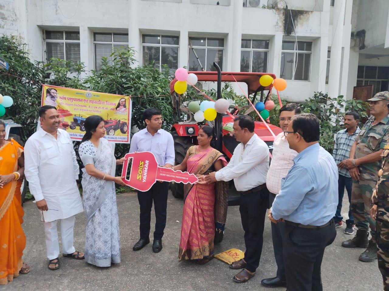 वितरण करते विधायक वितरण करते विधायक