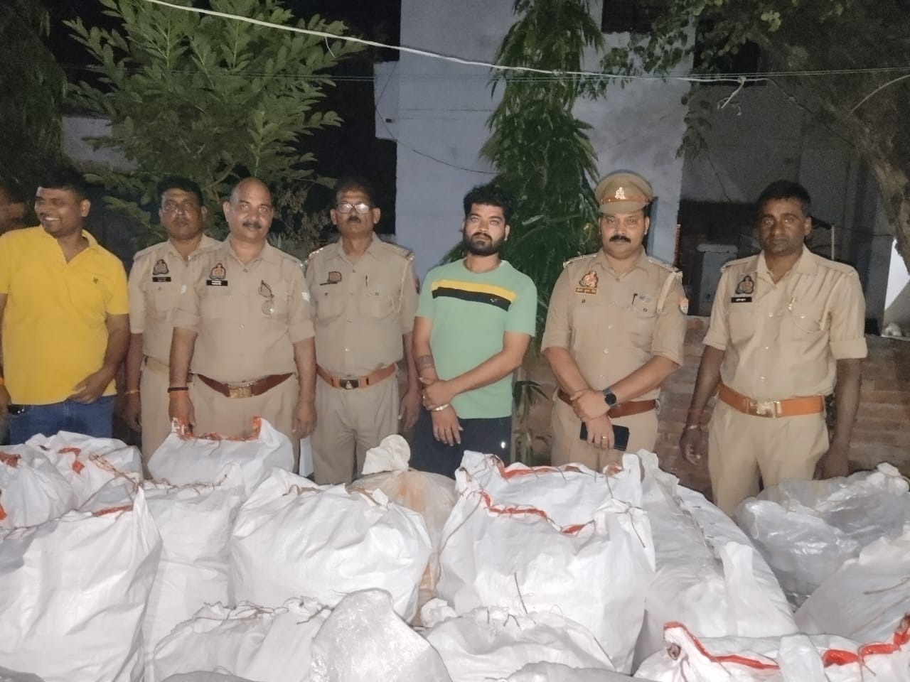 बारूदयुक्त अवैध पटाखा के साथ आरोपित। बारूदयुक्त अवैध पटाखा के साथ आरोपित।