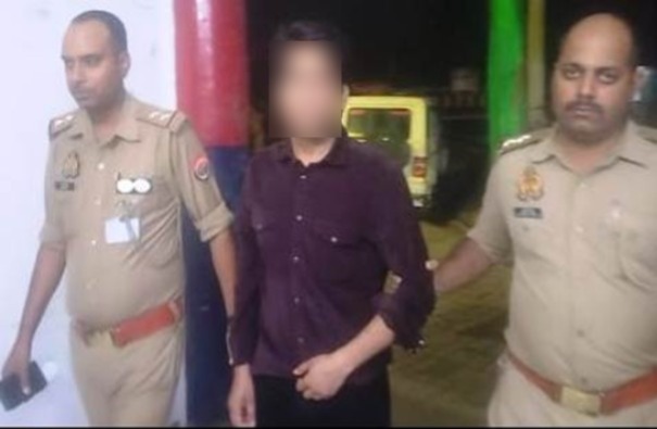 अमाैसी एयरपोर्ट पर स्कैनिंग के दौरान पकड़ा गया युवक अमाैसी एयरपोर्ट पर स्कैनिंग के दौरान पकड़ा गया युवक