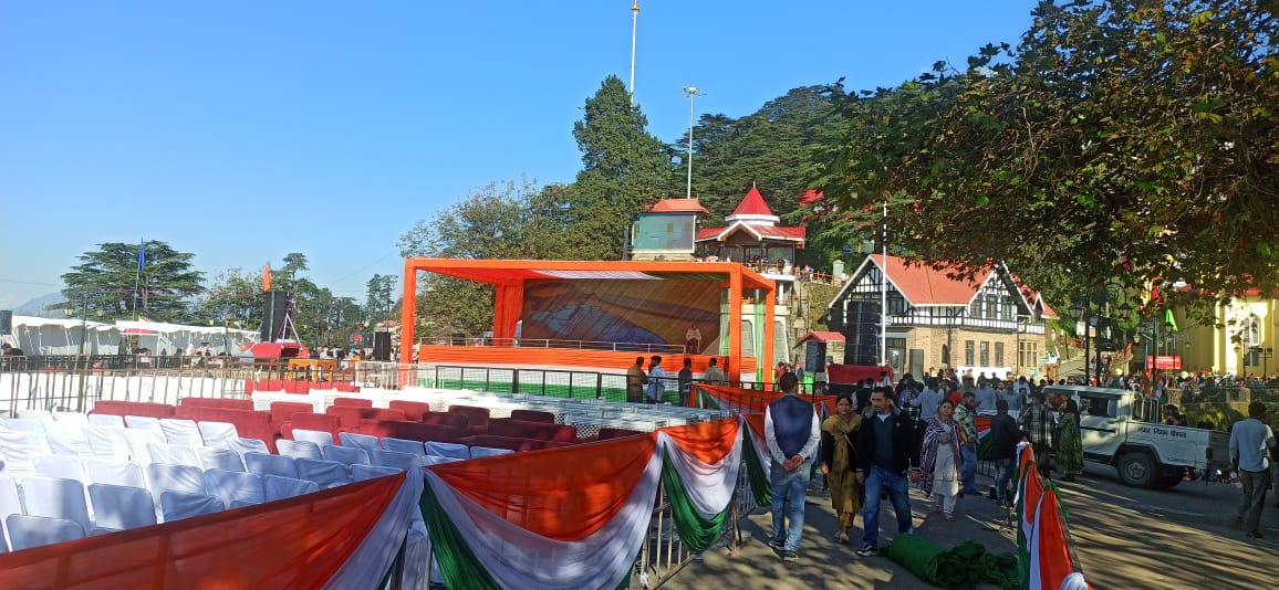 रिज पर लगा पांडाल रिज पर लगा पांडाल