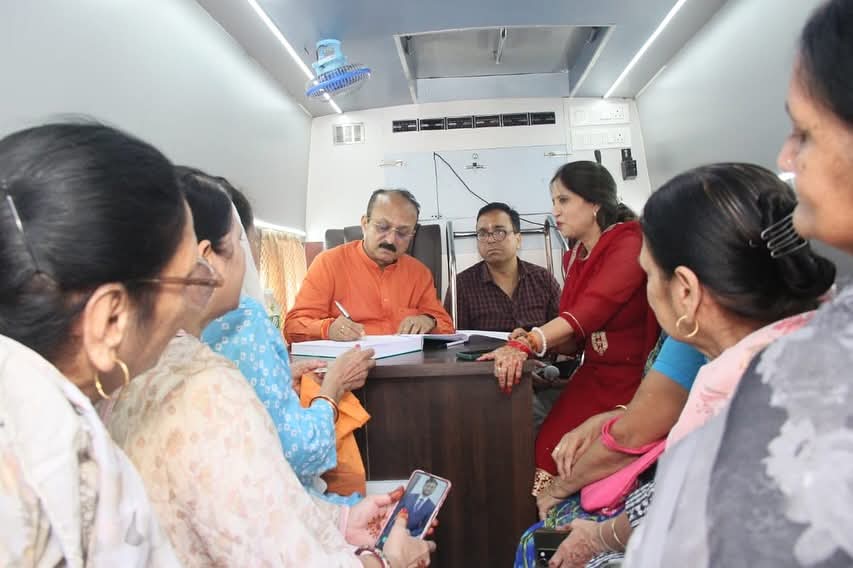 मंत्री आशीष सूद  ने सोमवार को उत्तम नगर, बाल उद्यान रोड पर मोबाइल वैन में बैठ कर लोगों की समस्याओं को सुन कर उनको रजिस्टर में लिखते हुए