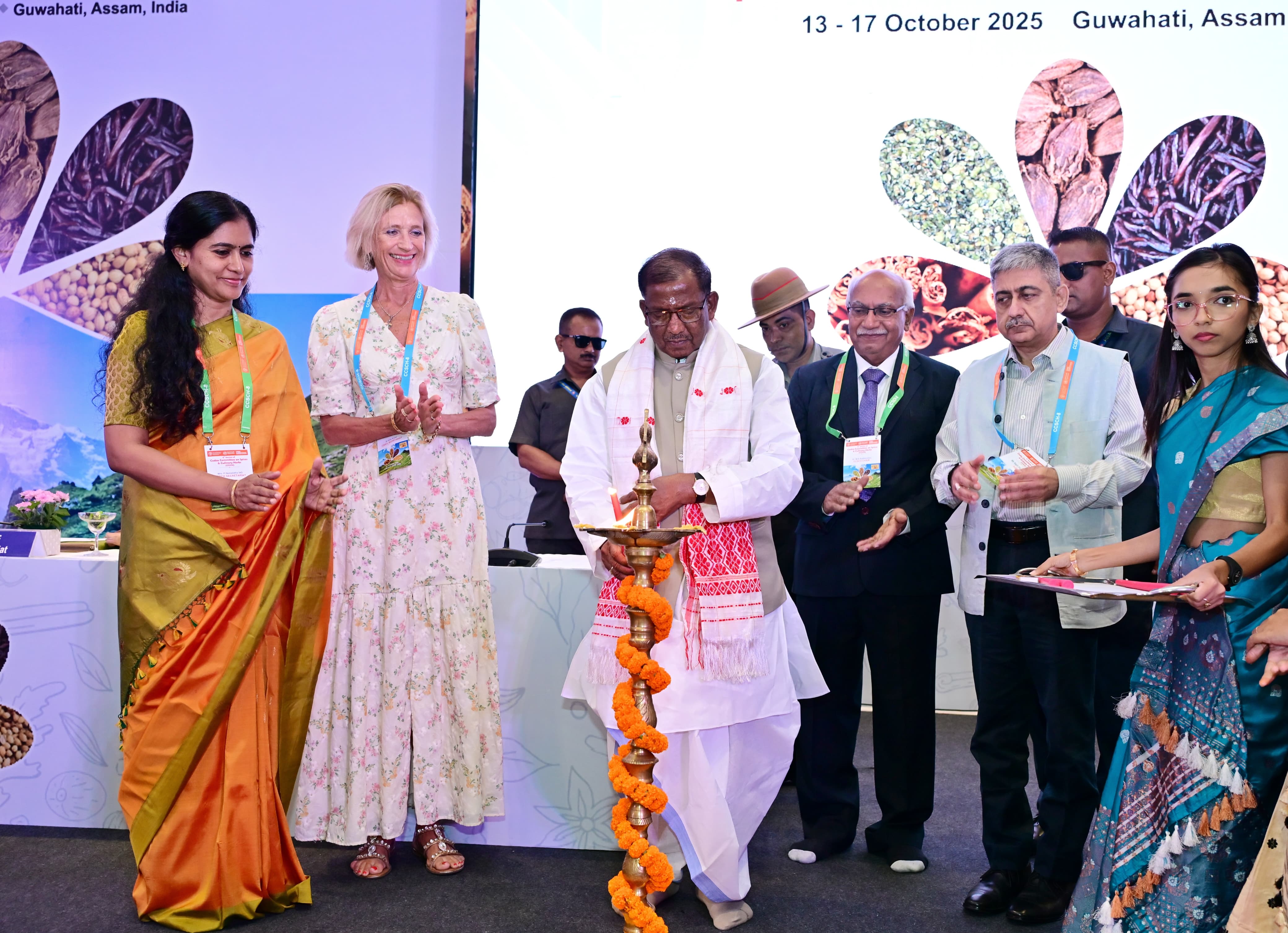 असम के राज्यपाल लक्ष्मण प्रसाद आचार्य 8वें कोडेक्स कमेटी सत्र का शुभारंभ करते हुए। असम के राज्यपाल लक्ष्मण प्रसाद आचार्य 8वें कोडेक्स कमेटी सत्र का शुभारंभ करते हुए।