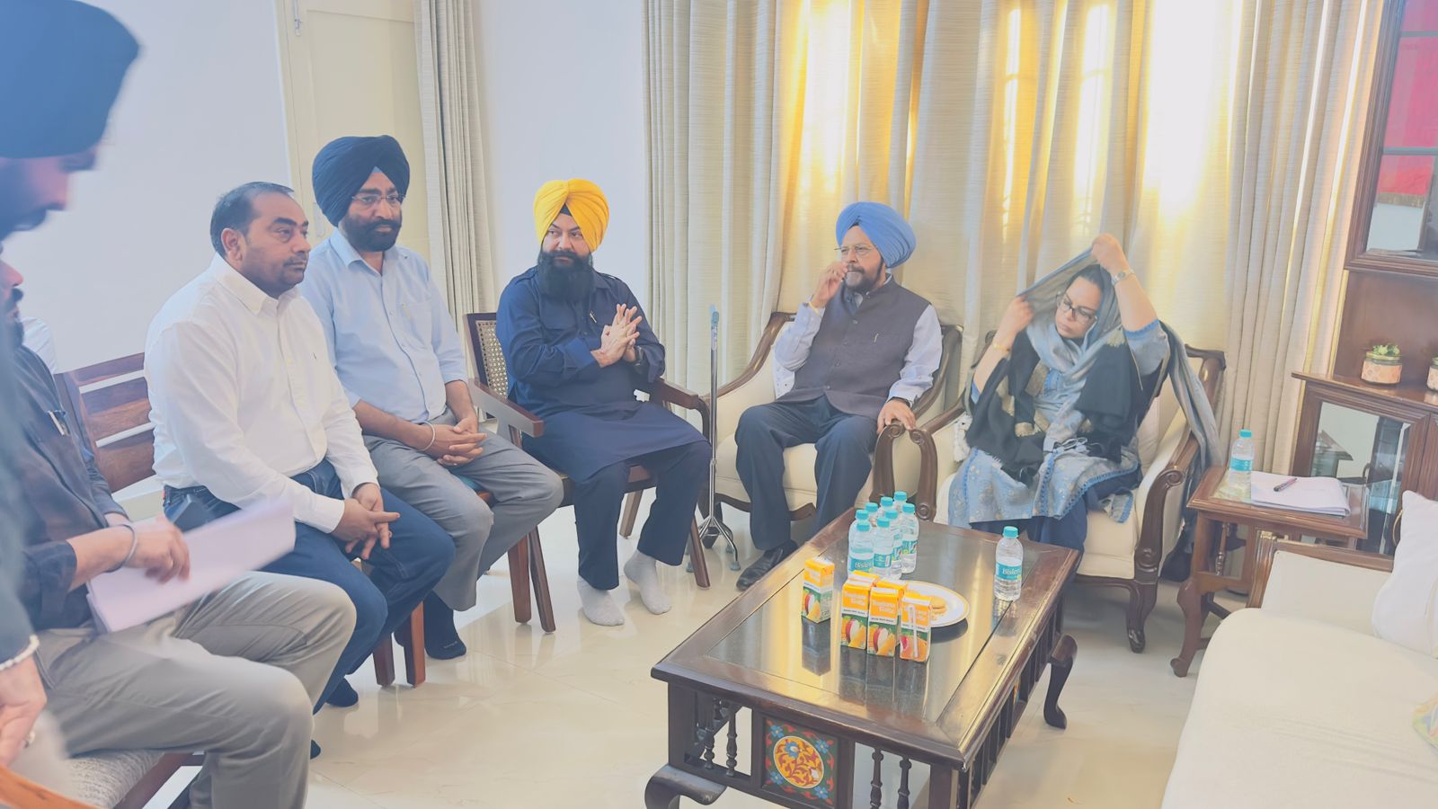 पंजाब राज्य अनुसूचित जाति आयोग के चेयरमैन को रिपोर्ट देती चण्डीगढ़ पुलिस पंजाब राज्य अनुसूचित जाति आयोग के चेयरमैन को रिपोर्ट देती चण्डीगढ़ पुलिस