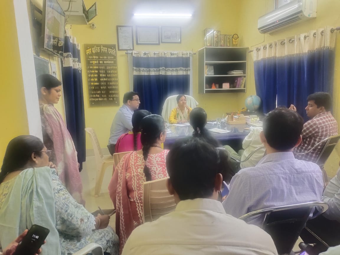 समीक्षा बैठक लेते हुई नगर निगम आयुक्त प्रिया गोयल। समीक्षा बैठक लेते हुई नगर निगम आयुक्त प्रिया गोयल।