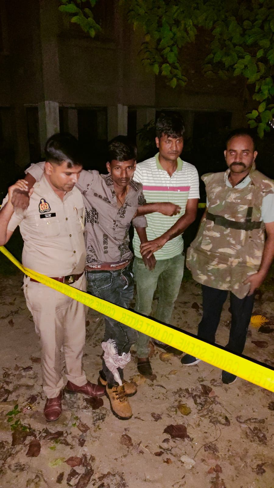पुलिस मुठभेड़ में घायल बदमाश पुलिस मुठभेड़ में घायल बदमाश