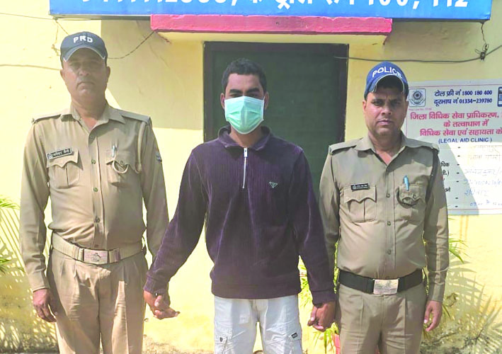 पुलिस गिरफ्त में आरोपित पुलिस गिरफ्त में आरोपित