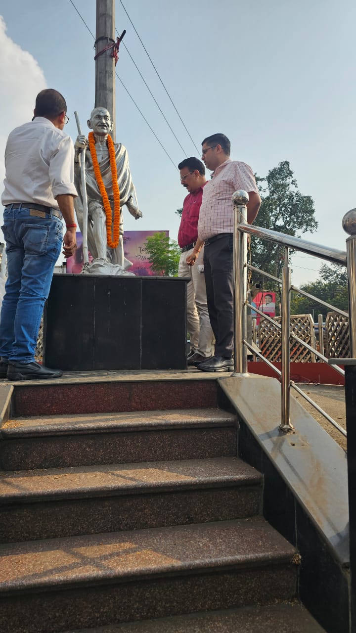 निरीक्षण करते अधिकारी निरीक्षण करते अधिकारी