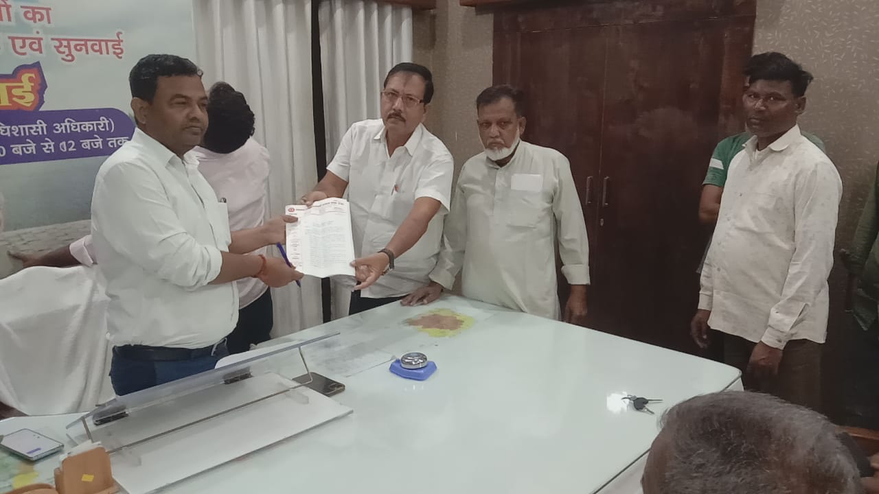 नगर पालिका परिषद के अधिशाषी अधिकारी को ज्ञापन सौंपते हुए कर्मचारी संघ के लोग