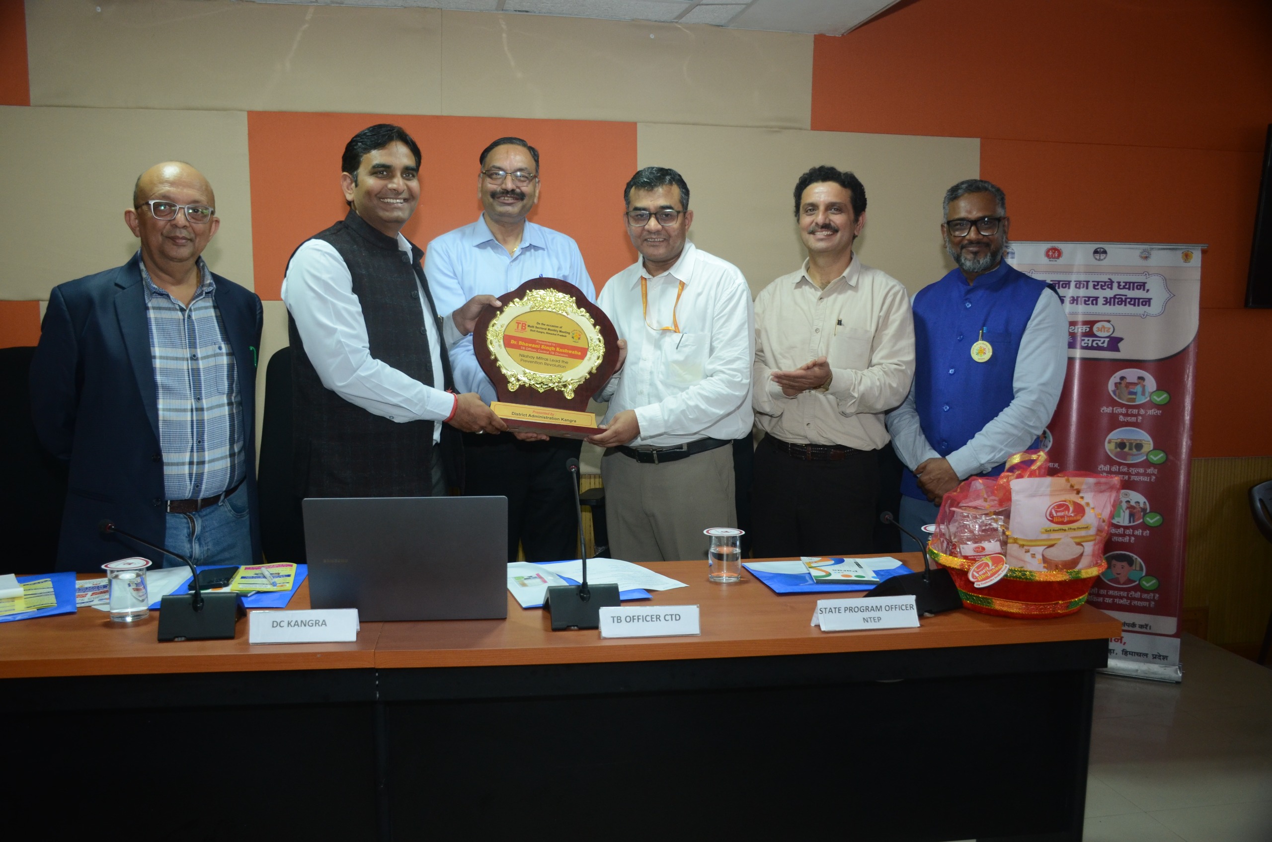 टीबी मुक्त भारत अभियान के तहत आयोजित बैठक में मौजूद उपायुक्त और अन्य अधिकारी। टीबी मुक्त भारत अभियान के तहत आयोजित बैठक में मौजूद उपायुक्त और अन्य अधिकारी।