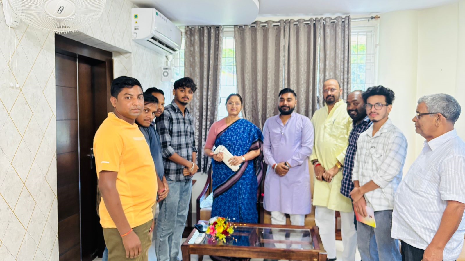 केन्द्रीय मंत्री अन्नपूर्णा देवी से मुलाकात कर मांग पत्र सौंपते विद्यार्थी परिषद् के सदस्य