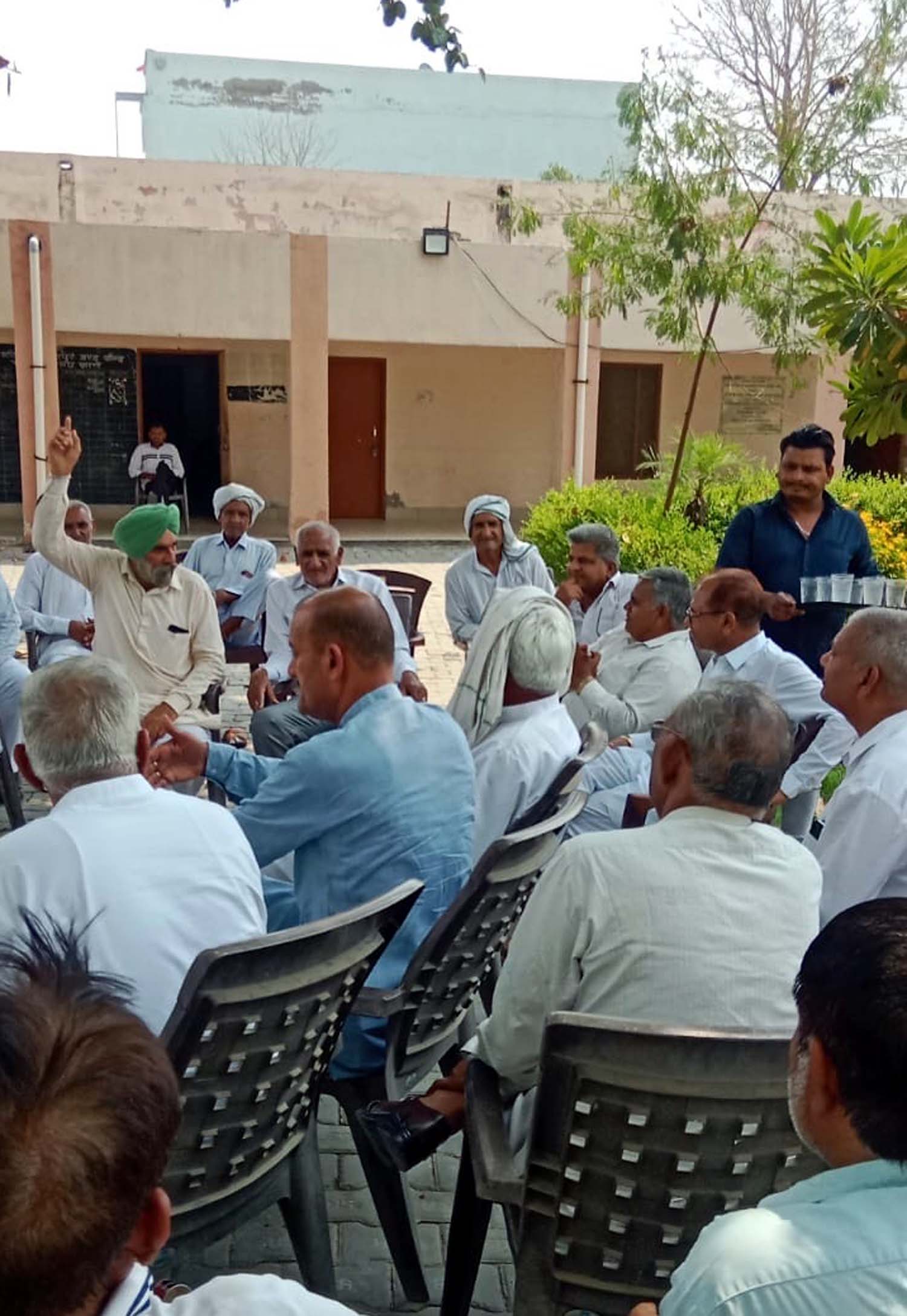 पंचायत करते हुए माजरा खाप पंचायत प्रतिनिधि। पंचायत करते हुए माजरा खाप पंचायत प्रतिनिधि।