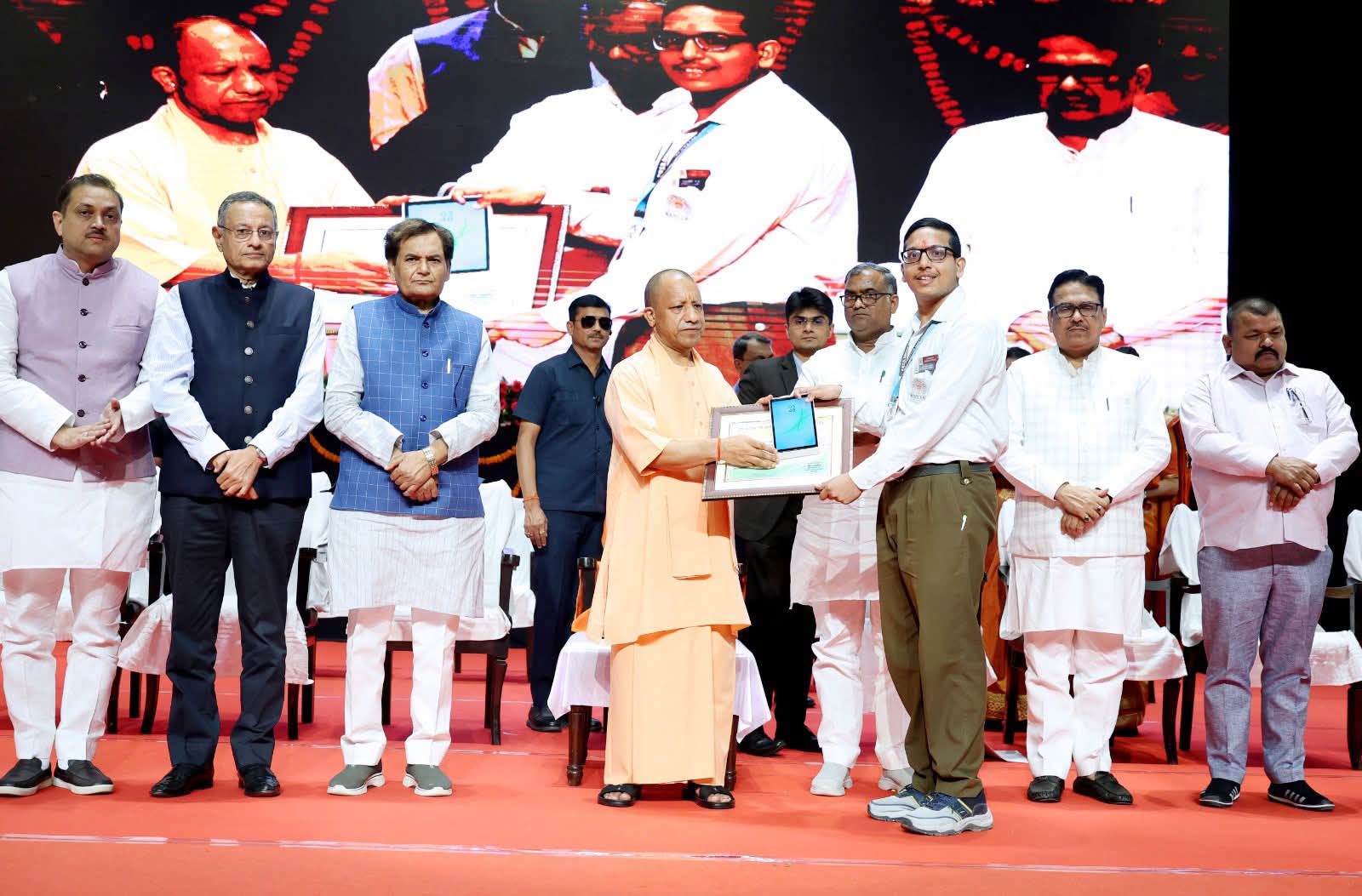 मंच में छात्र अमित को सम्मानित करते मुख्यमंत्री योगी आदित्यनाथ व अन्य का छायाचित्र मंच में छात्र अमित को सम्मानित करते मुख्यमंत्री योगी आदित्यनाथ व अन्य का छायाचित्र