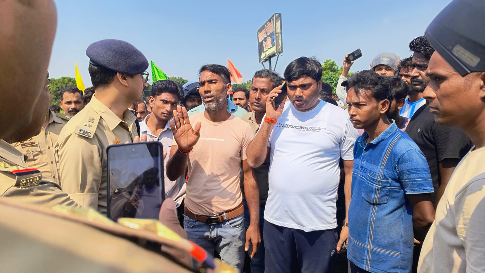 मौके पर जुटे लोग मौके पर जुटे लोग
