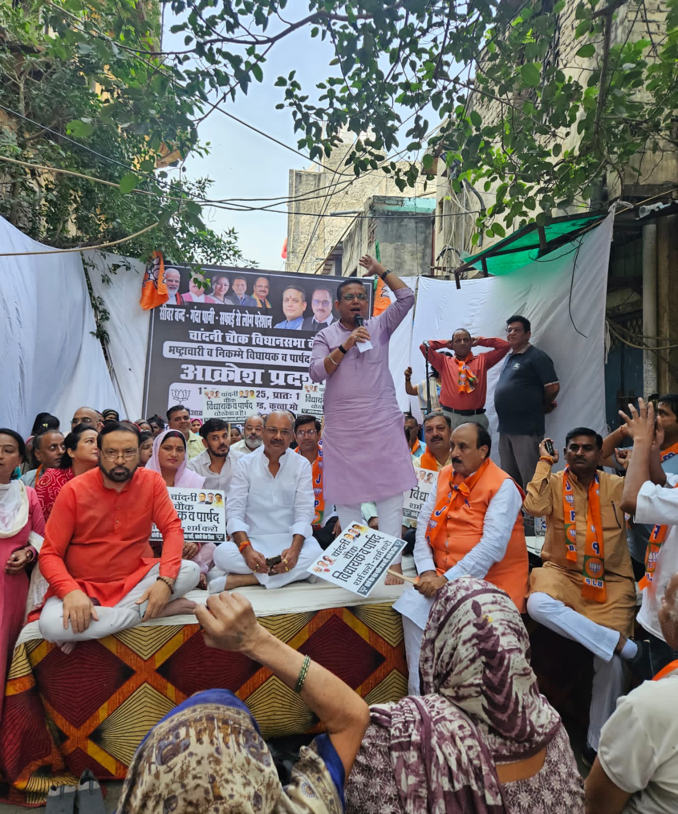 भाजपा कार्यकर्ता विरोध प्रदर्शन करते हुए। भाजपा कार्यकर्ता विरोध प्रदर्शन करते हुए।