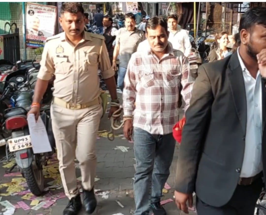 न्यायालय में पुलिस अभिरक्षा में मुख्य हत्यारोपित न्यायालय में पुलिस अभिरक्षा में मुख्य हत्यारोपित