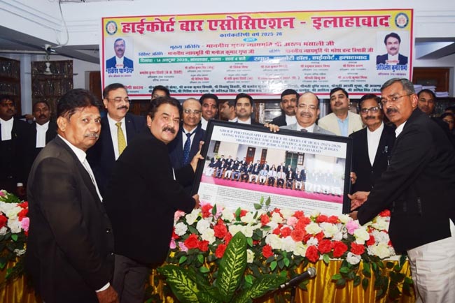 सम्मानित होते मुख्य न्यायाधीश सम्मानित होते मुख्य न्यायाधीश