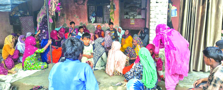 घर में लगी लोगों की भीड़ घर में लगी लोगों की भीड़