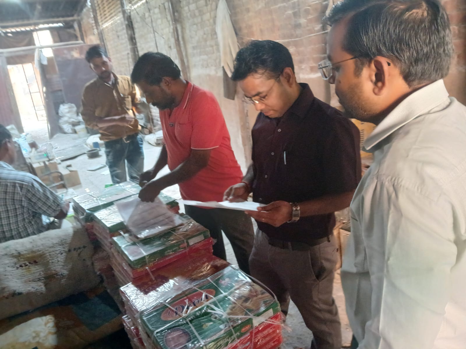 कार्यवाही करती टीम कार्यवाही करती टीम