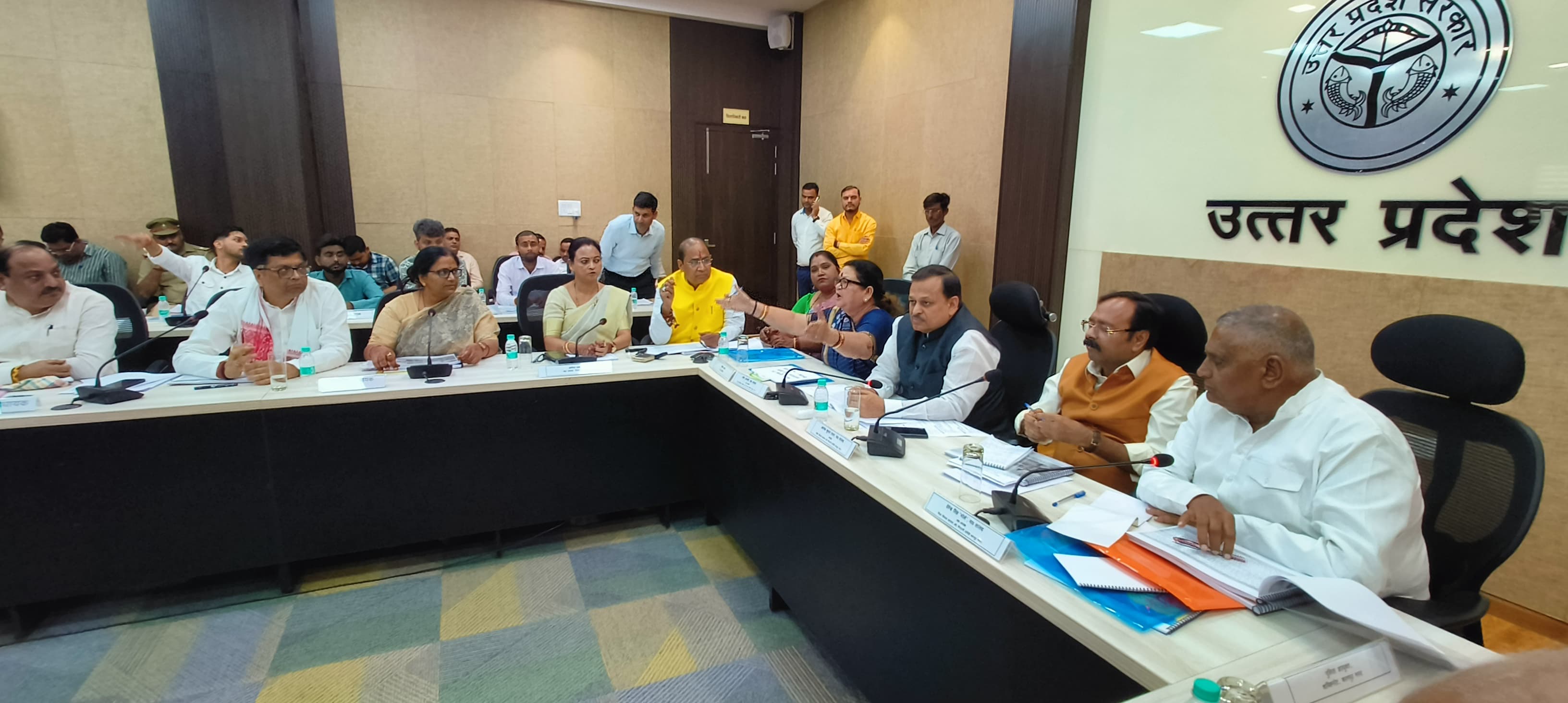 बैठक के दौरान संबंधित अधिकारियों व जनप्रतिनिधियों का लिया गया छाया चित्र बैठक के दौरान संबंधित अधिकारियों व जनप्रतिनिधियों का लिया गया छाया चित्र