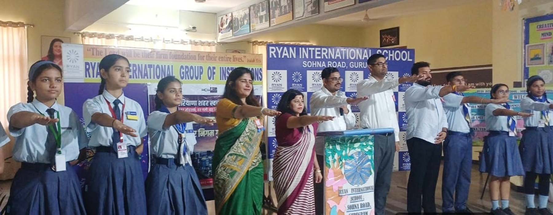 गुरुग्राम के रेयान इंटरनेशनल स्कूल में स्वच्छता पर विशेष जागरुकता कार्यक्रम में शपथ दिलाते अधिकारी व शिक्षक। गुरुग्राम के रेयान इंटरनेशनल स्कूल में स्वच्छता पर विशेष जागरुकता कार्यक्रम में शपथ दिलाते अधिकारी व शिक्षक।
