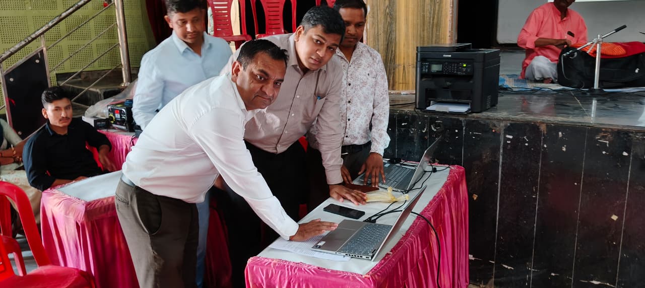 ऑनलाइन सॉफ्टवेयर के माध्यम से ड्रा निकालते सीईओ जिला परिषद उदय सिंह। ऑनलाइन सॉफ्टवेयर के माध्यम से ड्रा निकालते सीईओ जिला परिषद उदय सिंह।