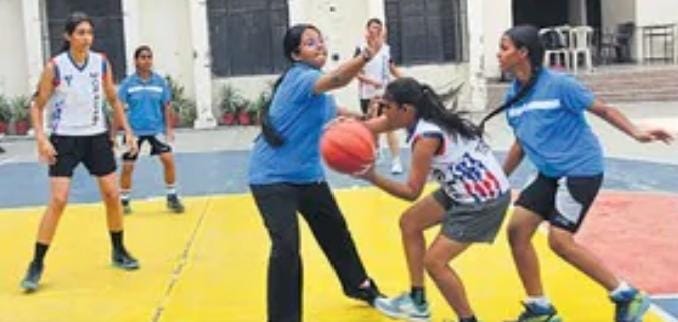 आरएसडी अकादमी में जिला बास्केटबॉल में पीएमएस और सेंट मेरी की छात्राएं गोल के लिए भिड़ती हुई। आरएसडी अकादमी में जिला बास्केटबॉल में पीएमएस और सेंट मेरी की छात्राएं गोल के लिए भिड़ती हुई।