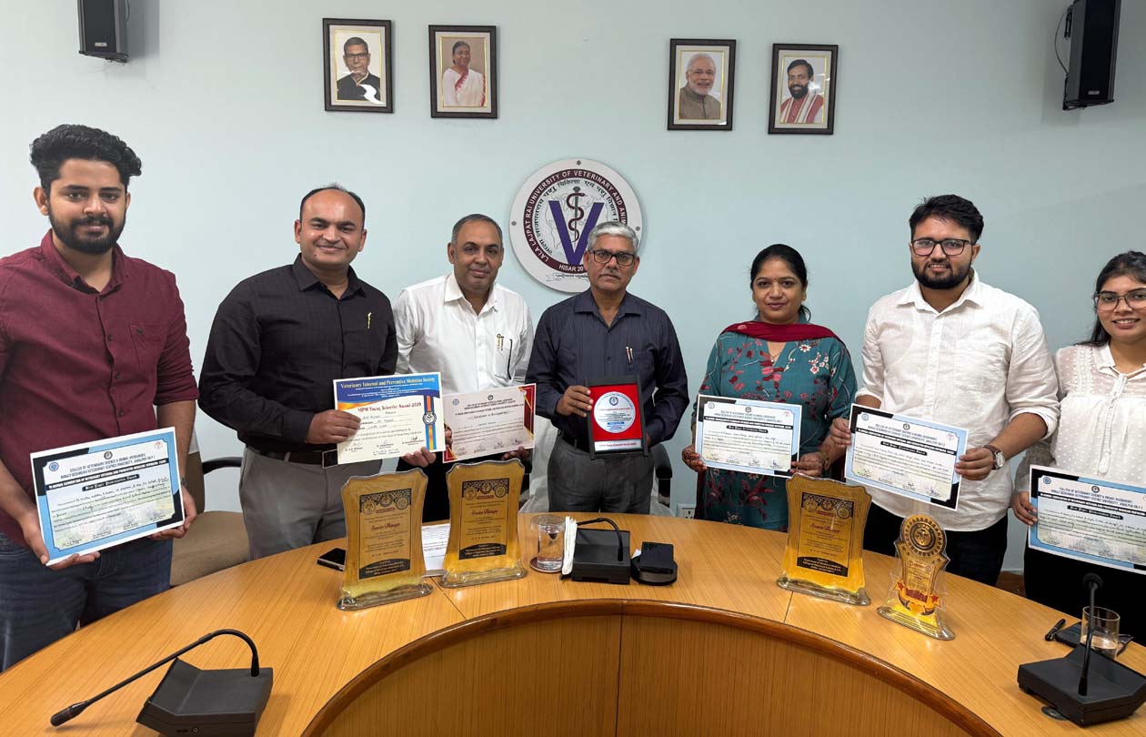 अवार्ड प्राप्त करने वाली लुवास टीम को बधाई देते कुलपति प्रो. विनोद कुमार वर्मा। अवार्ड प्राप्त करने वाली लुवास टीम को बधाई देते कुलपति प्रो. विनोद कुमार वर्मा।