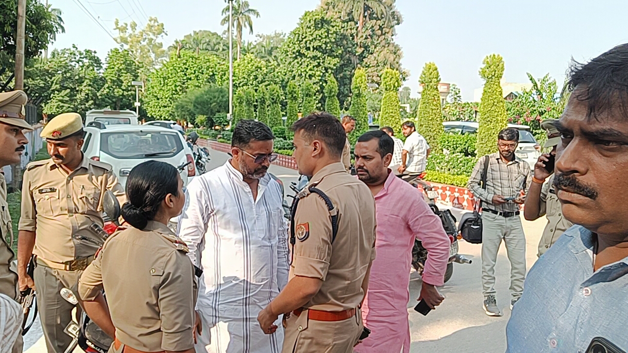 *दीप उत्सव की बाइट लेने पहुंचे थे पीटीआई रिपोर्टर* *दीप उत्सव की बाइट लेने पहुंचे थे पीटीआई रिपोर्टर*