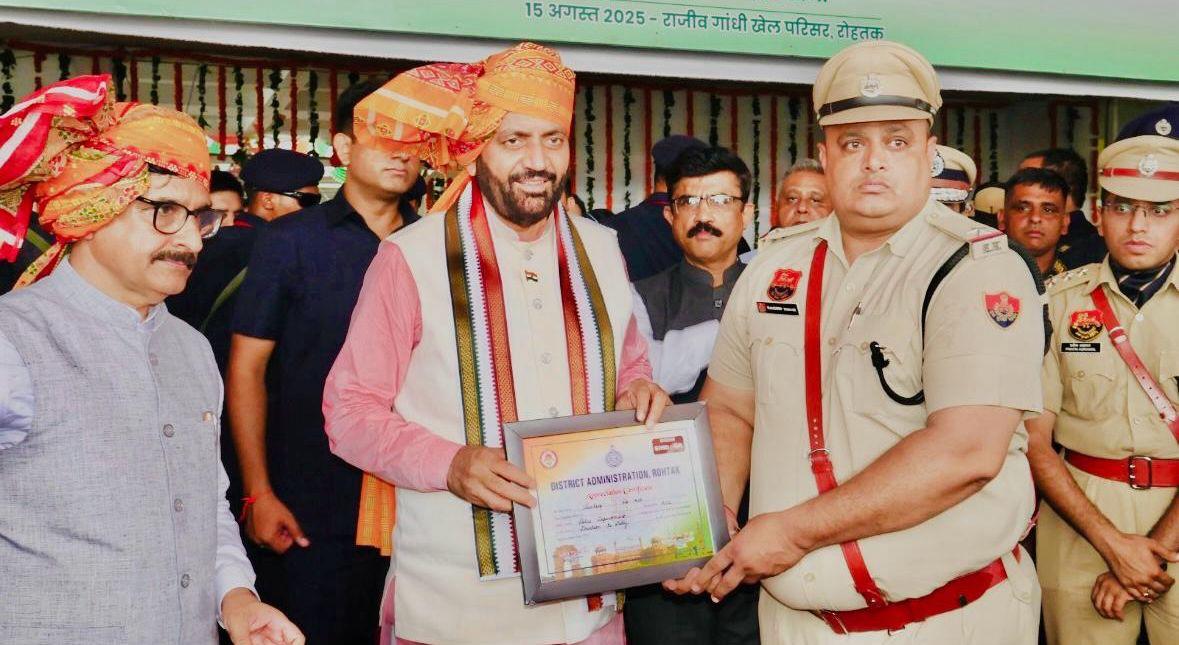 14आरटीके2 : एएसआई संदीप कुमार को प्रशंसा पत्र देकर सम्मानित करते मुख्यमंत्री नायब सिंह सैनी। 14आरटीके2 : एएसआई संदीप कुमार को प्रशंसा पत्र देकर सम्मानित करते मुख्यमंत्री नायब सिंह सैनी।