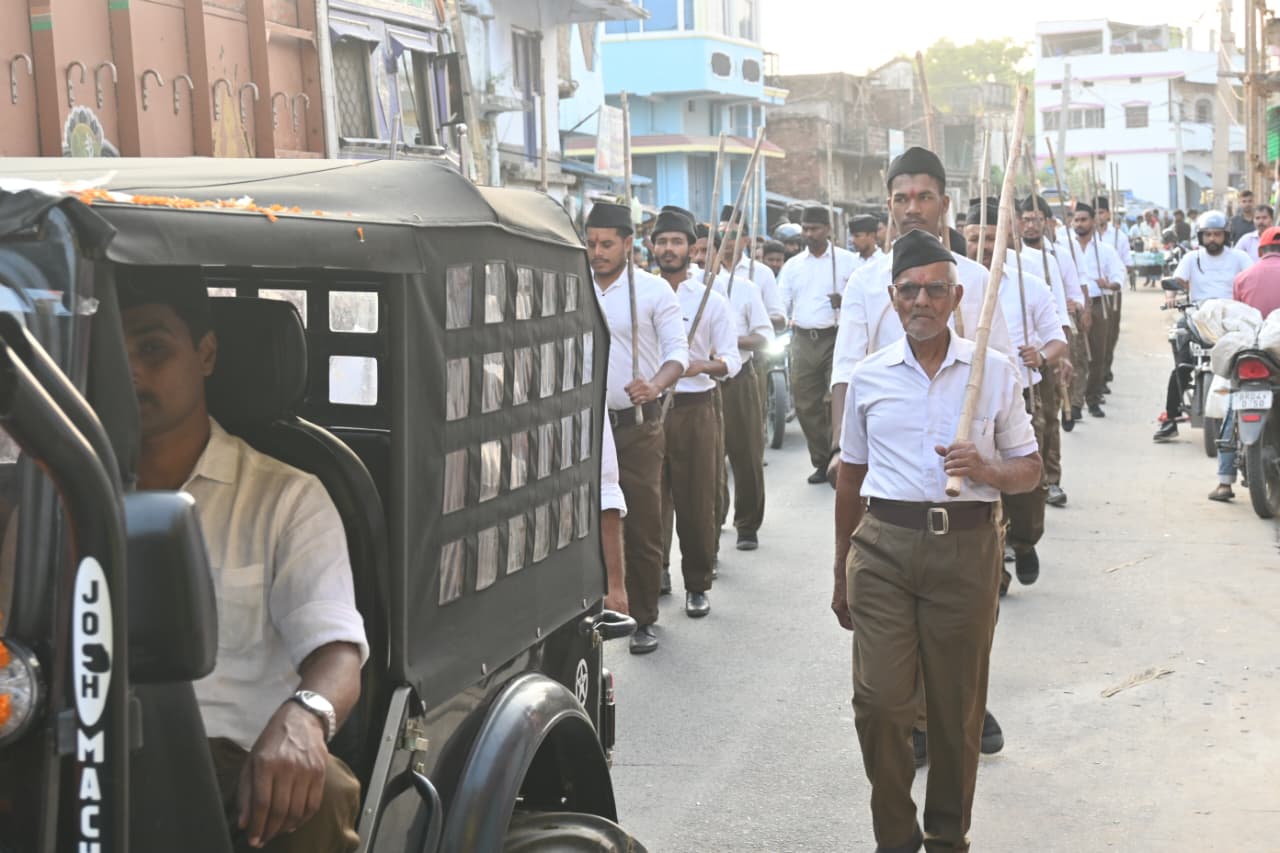 शताब्दी वर्ष पर आरएसएस ने निकाला पथ संचलन शताब्दी वर्ष पर आरएसएस ने निकाला पथ संचलन