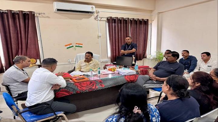 मंत्री सिलावट ने शोक संतृप्त परिवारों से मिलकर बंधाया ढांढस मंत्री सिलावट ने शोक संतृप्त परिवारों से मिलकर बंधाया ढांढस