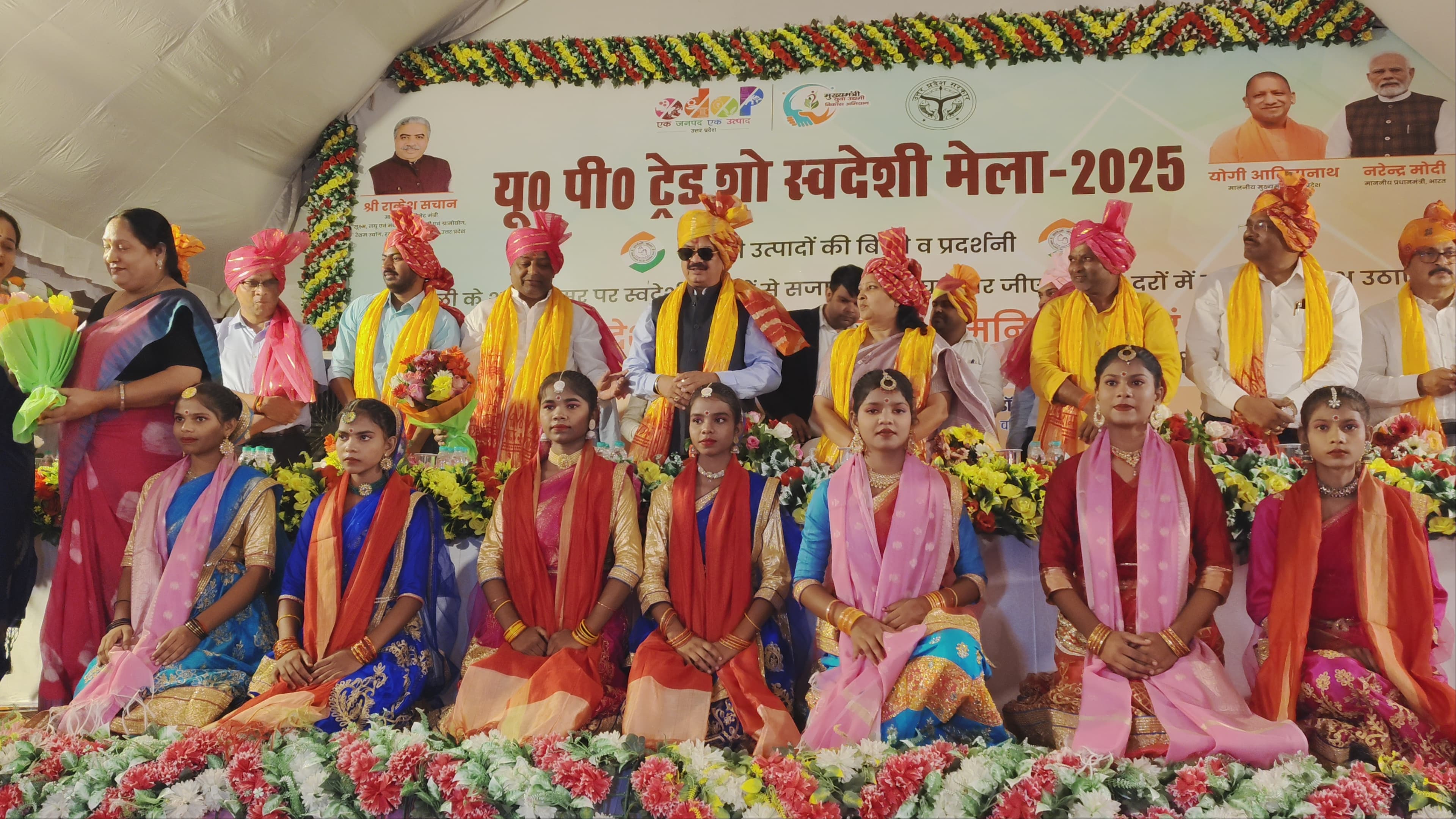 उपस्थित लोगों को संबोधित करते हुए जिलाधिकारी डॉ दिनेश चंद्र सिंह उपस्थित लोगों को संबोधित करते हुए जिलाधिकारी डॉ दिनेश चंद्र सिंह