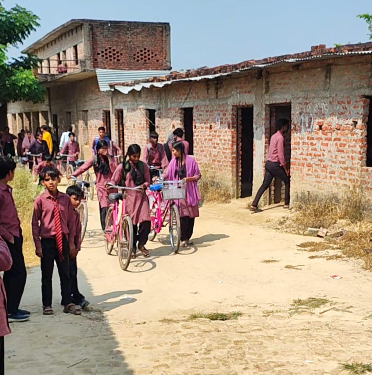 बिना मान्यता के चल रहे विद्यालय को खण्ड शिक्षा अधिकारी ने कराया बंद* बिना मान्यता के चल रहे विद्यालय को खण्ड शिक्षा अधिकारी ने कराया बंद*