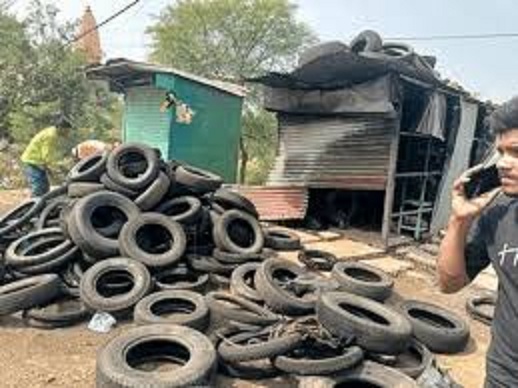 टायर-ट्यूब की दुकान में आग लगने से मची अफरा-तफरी टायर-ट्यूब की दुकान में आग लगने से मची अफरा-तफरी