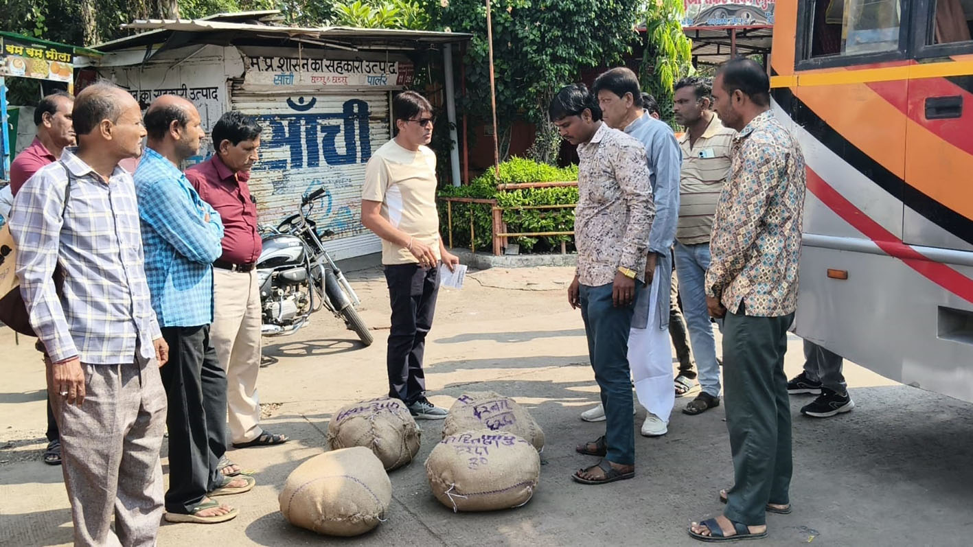 खाद्य विभाग ने दो स्थानों से जब्त किया मावा और घी - खाद्य विभाग ने दो स्थानों से जब्त किया मावा और घी -
