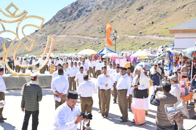 केदारनाथ में पथ संचलन के लिए जमा हाेते स्वयंसेवक। केदारनाथ में पथ संचलन के लिए जमा हाेते स्वयंसेवक।