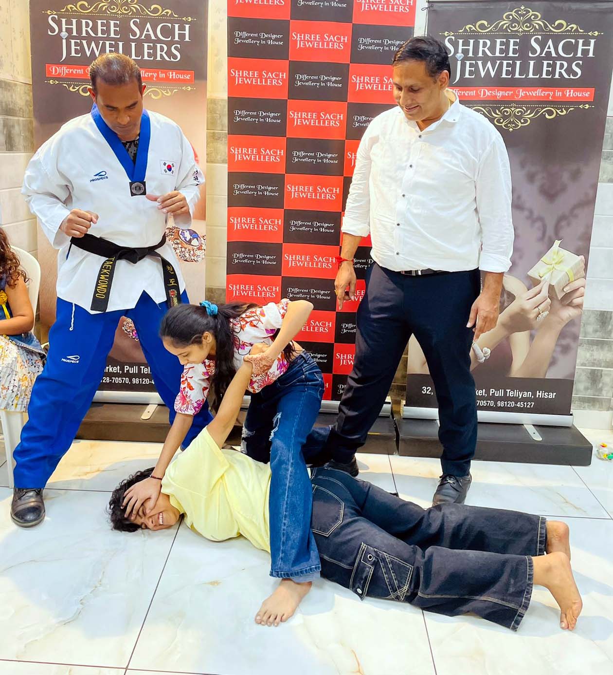 महिलाओं व छात्राओं को सेल्फ डिफेंस तकनीक सिखाते कोच रोहतास कुमार। महिलाओं व छात्राओं को सेल्फ डिफेंस तकनीक सिखाते कोच रोहतास कुमार।